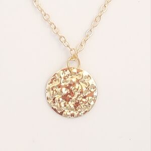 💚5/$25 Elegant Gold Tone Round Hammered Pendant Necklace